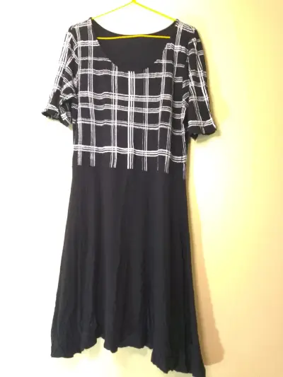 Vestido negro con diseño de cuadros - miniatura 1