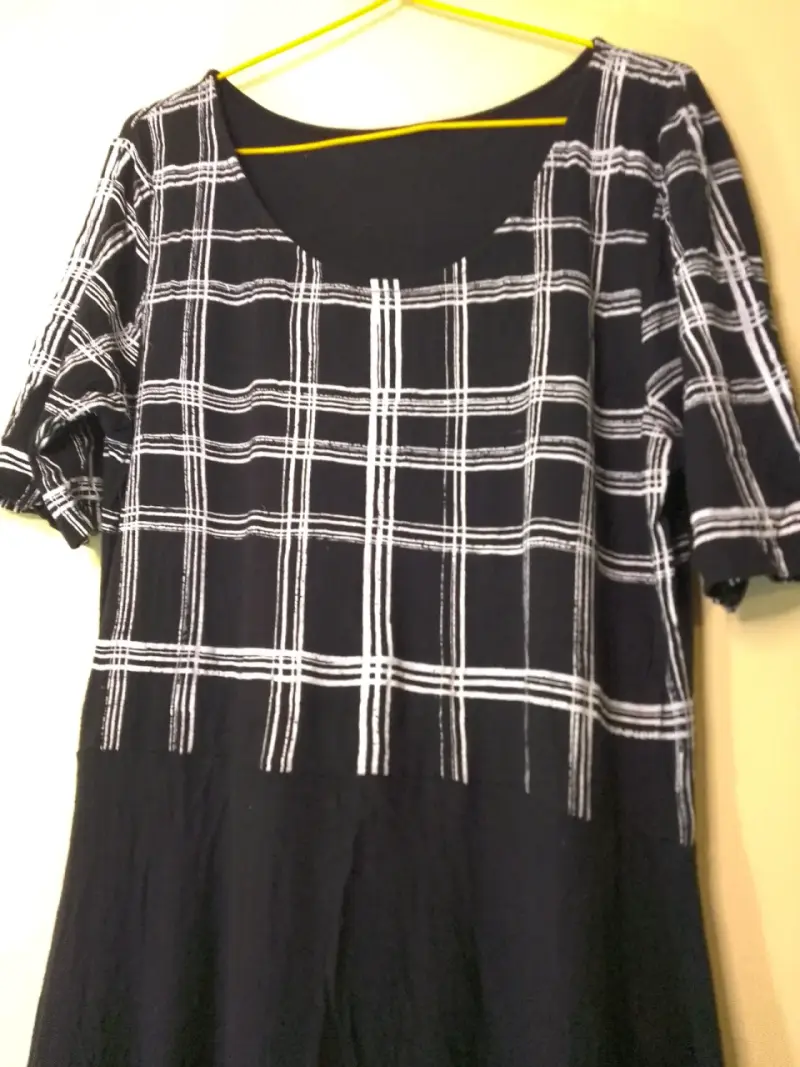 Vestido negro con diseño de cuadros - 2