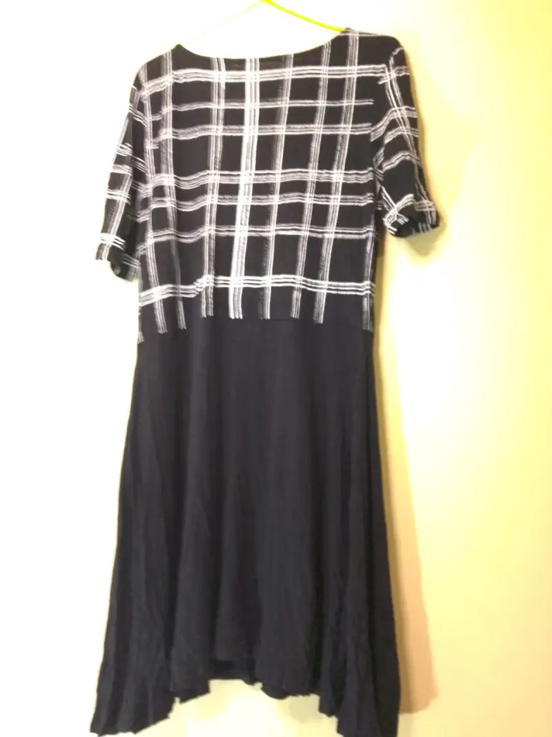 Vestido negro con diseño de cuadros - 3
