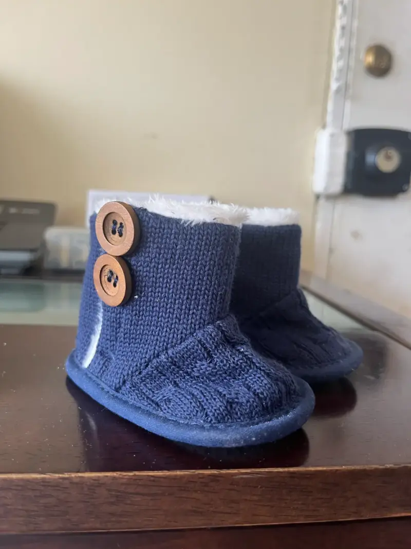 Botitas de bebé tejidas azul con botones