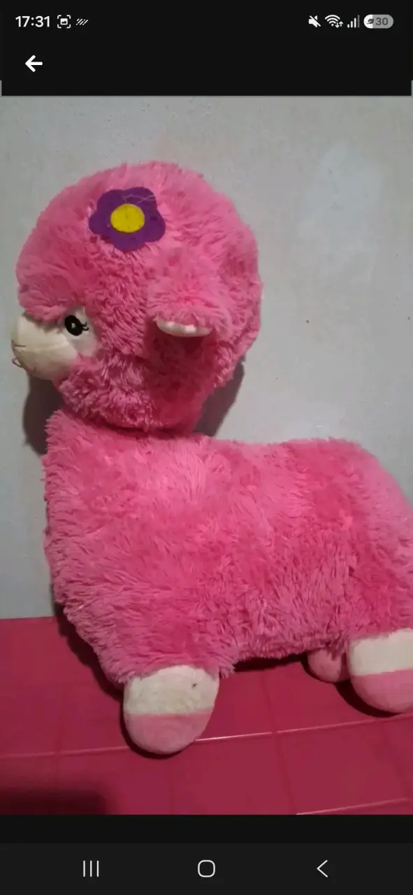 Peluche de alpaca rosa con flor decorativa