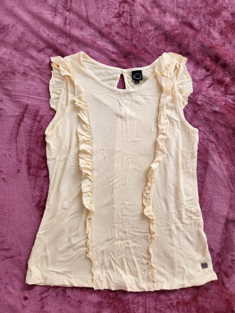 Polera sin mangas amarillo claro con volantes - 1