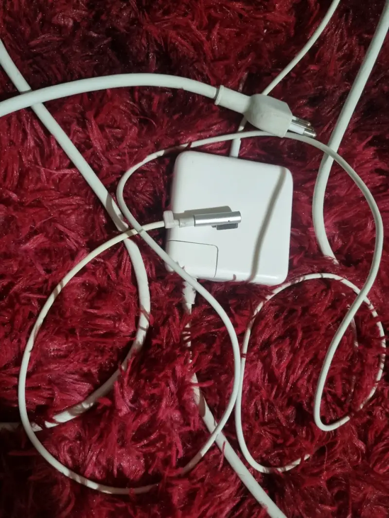 Cargador de MacBook con conector MagSafe - 1