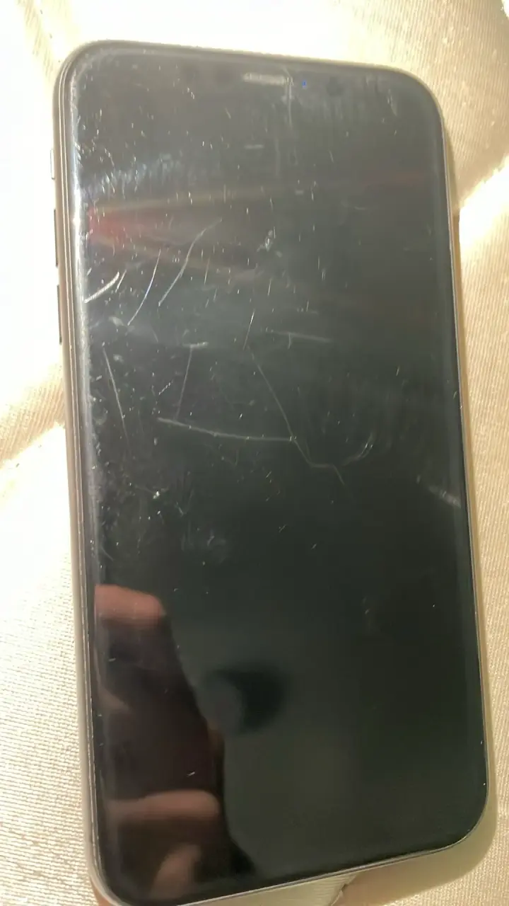 iPhone 11 con pantalla rayada y batería 85% - 1