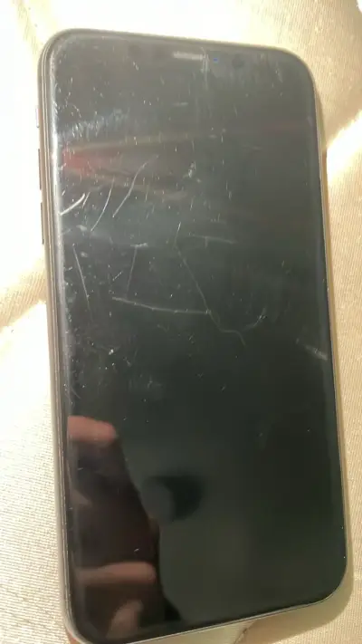iPhone 11 con pantalla rayada y batería 85% - miniatura 1