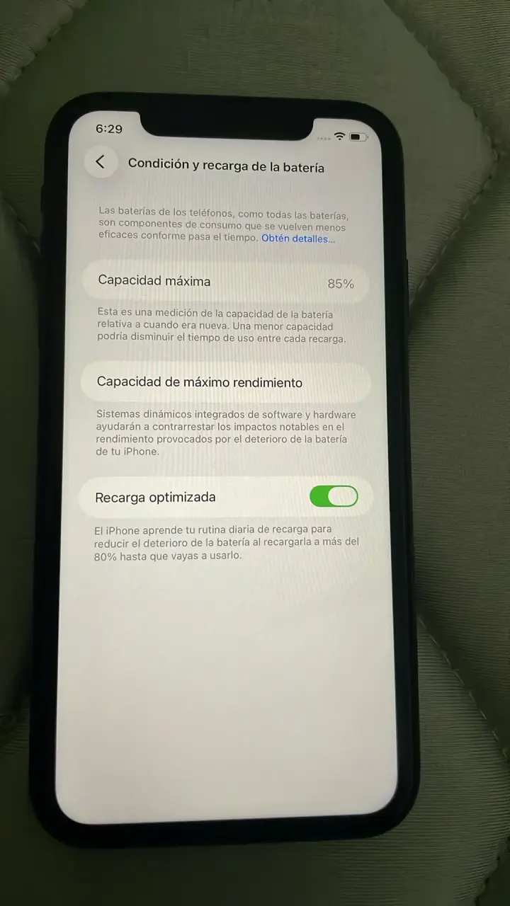 iPhone 11 con pantalla rayada y batería 85% - 2