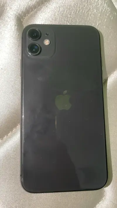 iPhone 11 con pantalla rayada y batería 85% - miniatura 3