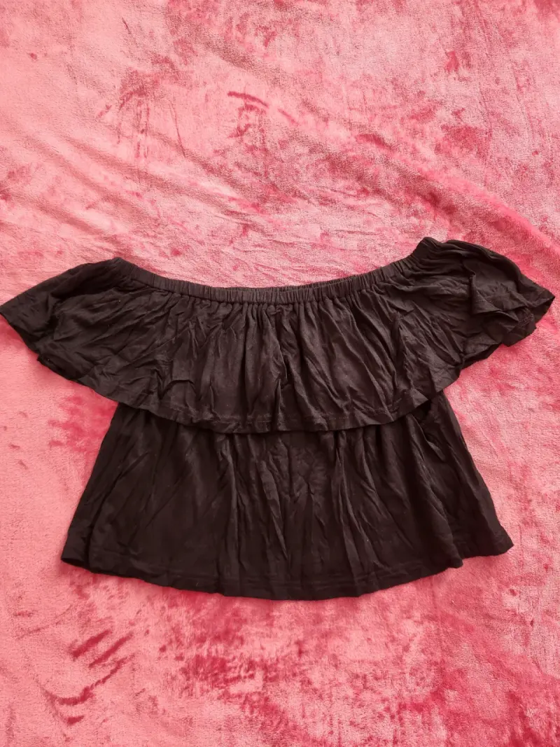 Blusa negra con hombros descubiertos - 1