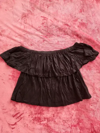 Blusa negra con hombros descubiertos - miniatura 1