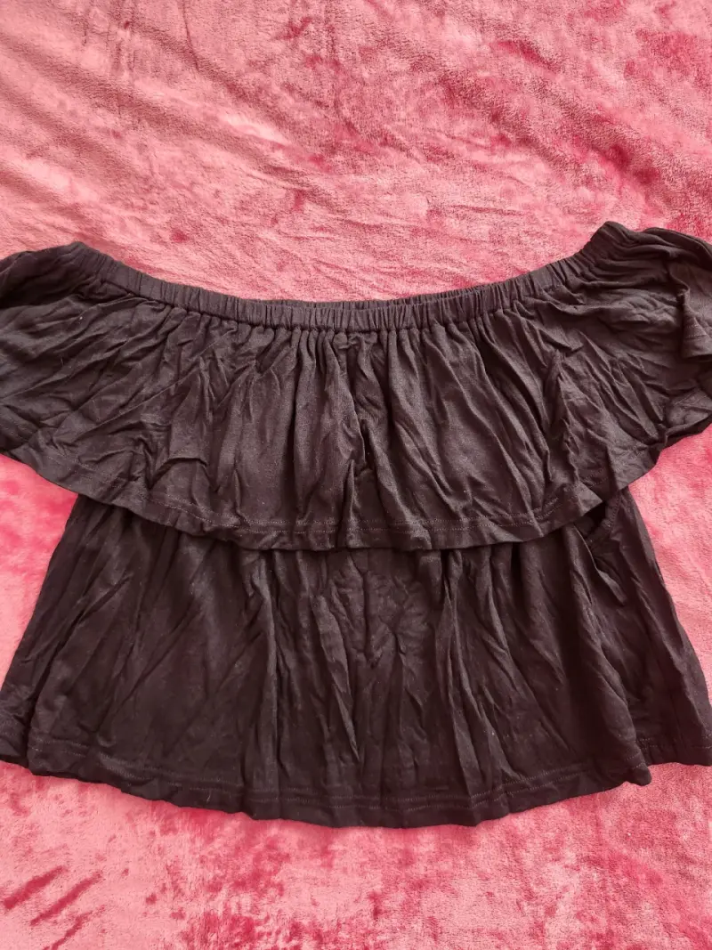 Blusa negra con hombros descubiertos - 2