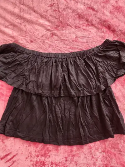 Blusa negra con hombros descubiertos - miniatura 2