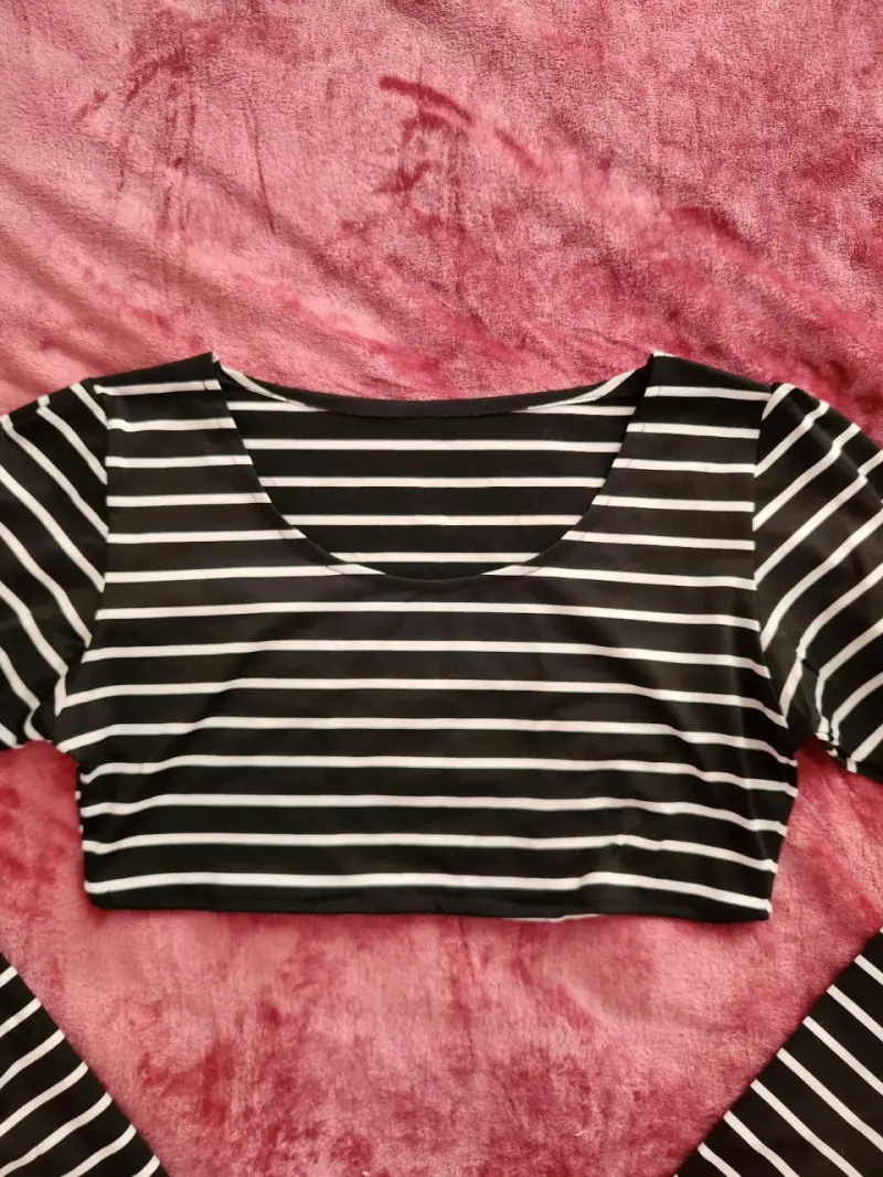Polera corta de rayas negras y blancas manga larga - 1