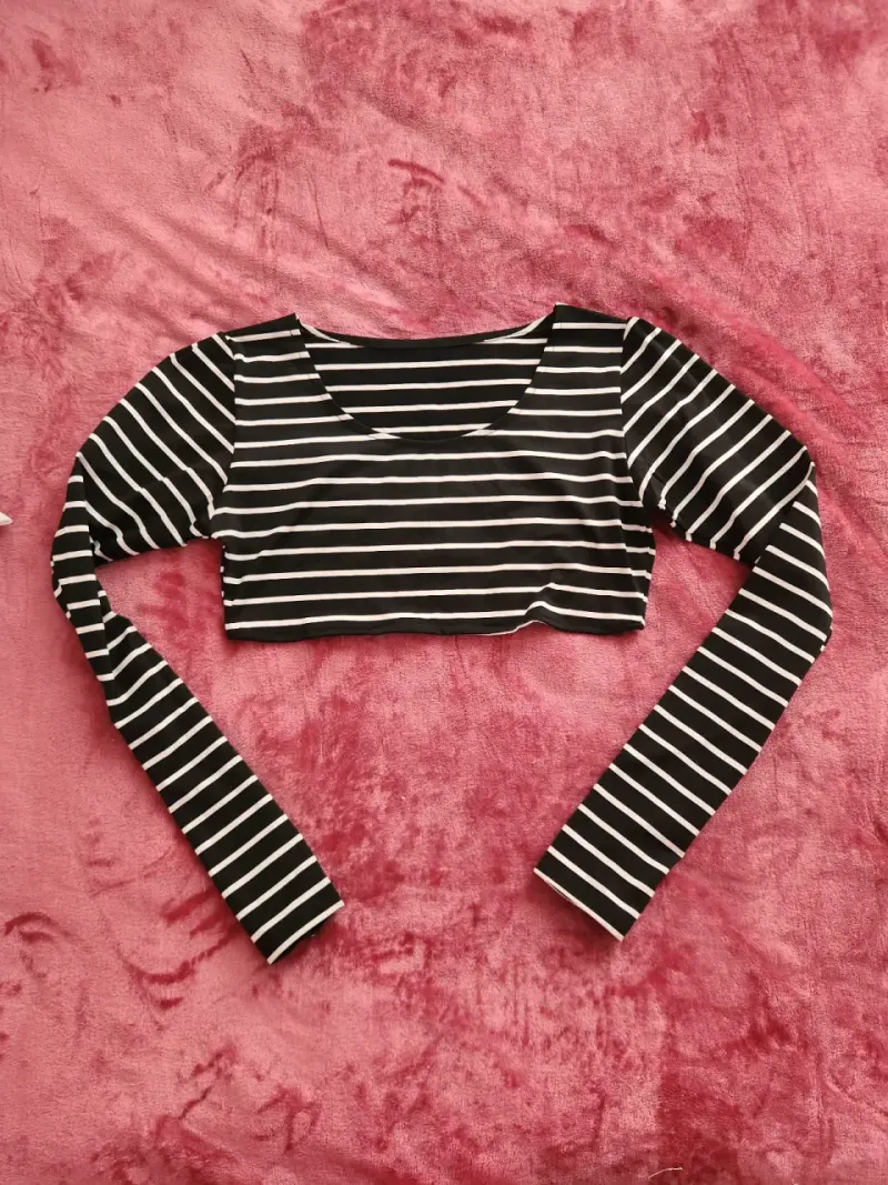 Polera corta de rayas negras y blancas manga larga - 2