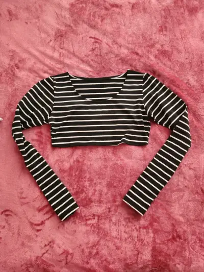 Polera corta de rayas negras y blancas manga larga - miniatura 2
