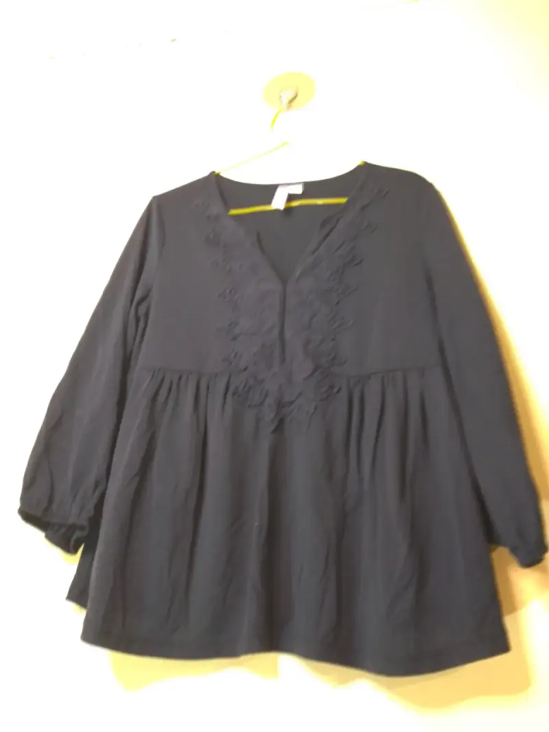 Blusa negra con encaje para mujer - 1
