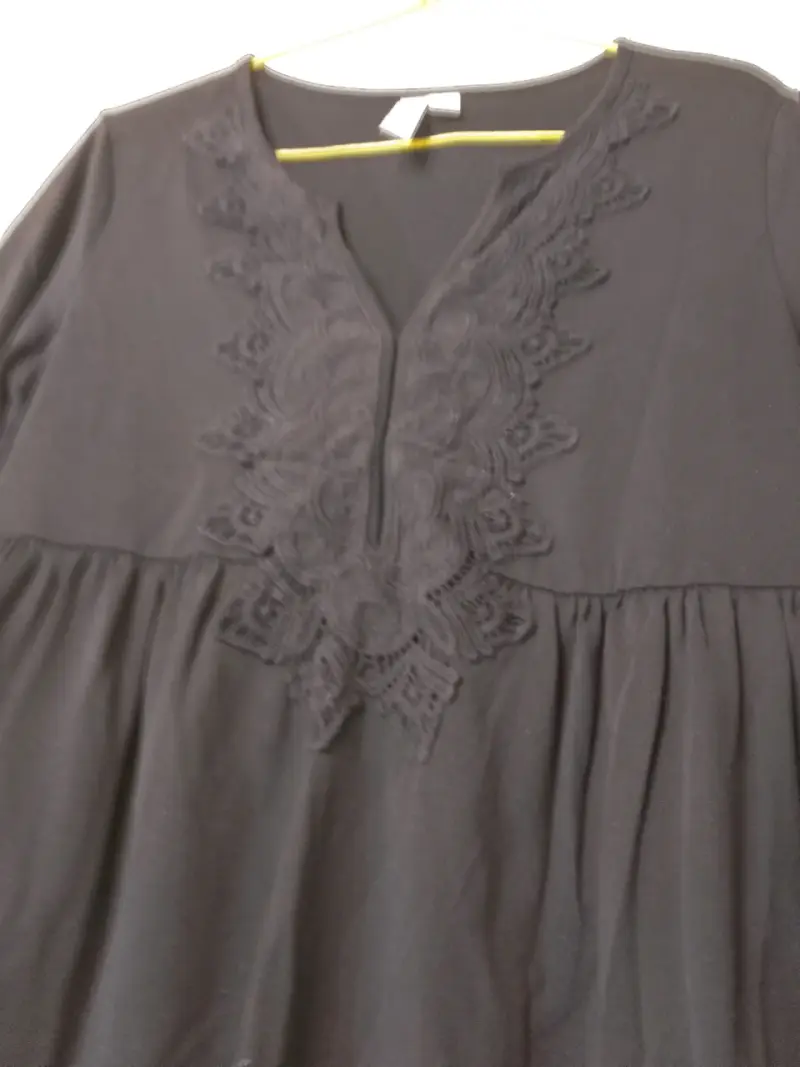 Blusa negra con encaje para mujer - 2