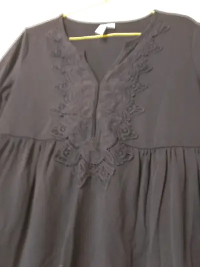 Blusa negra con encaje para mujer - miniatura 2