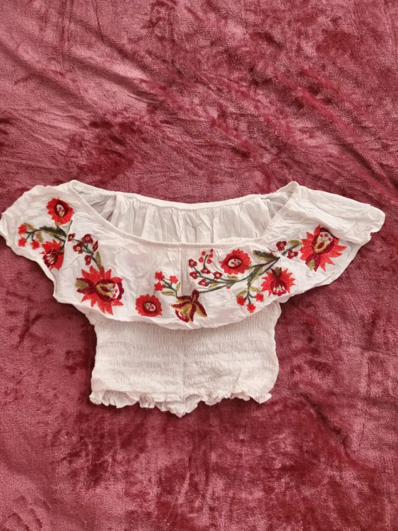 Blusa blanca con bordado floral rojo - 1