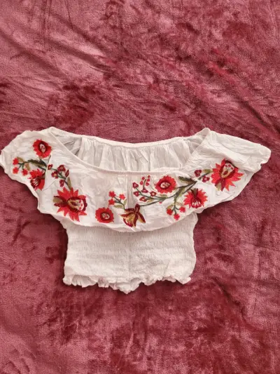Blusa blanca con bordado floral rojo - miniatura 1