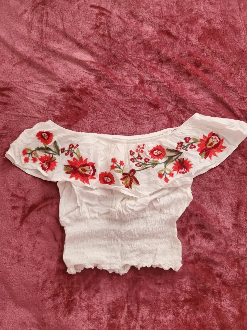 Blusa blanca con bordado floral rojo - 2