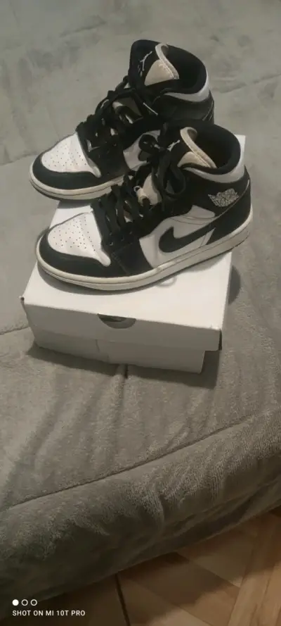Zapatillas deportivas Nike Air Jordan blancas y negras - miniatura 2