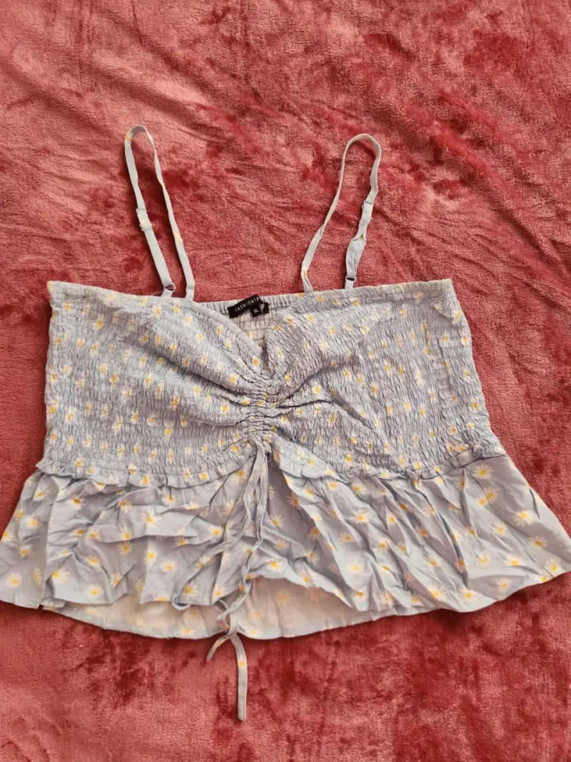 Top corto de tirantes con flores - 1