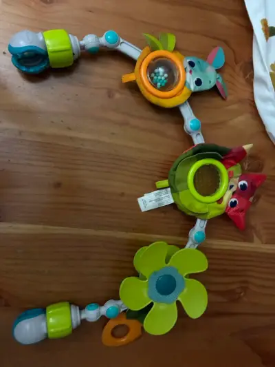 Juguete de actividad para coche de bebé con flores y animales - miniatura 2