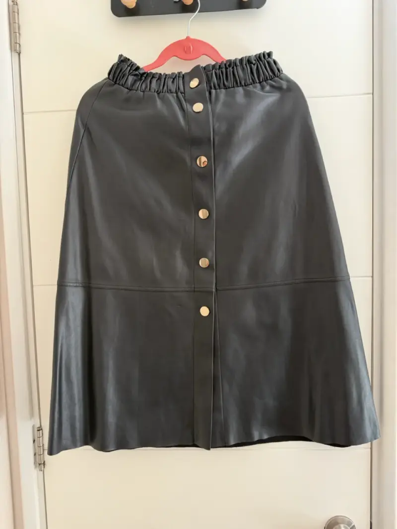 Falda negra de cuero sintético con botones Zara