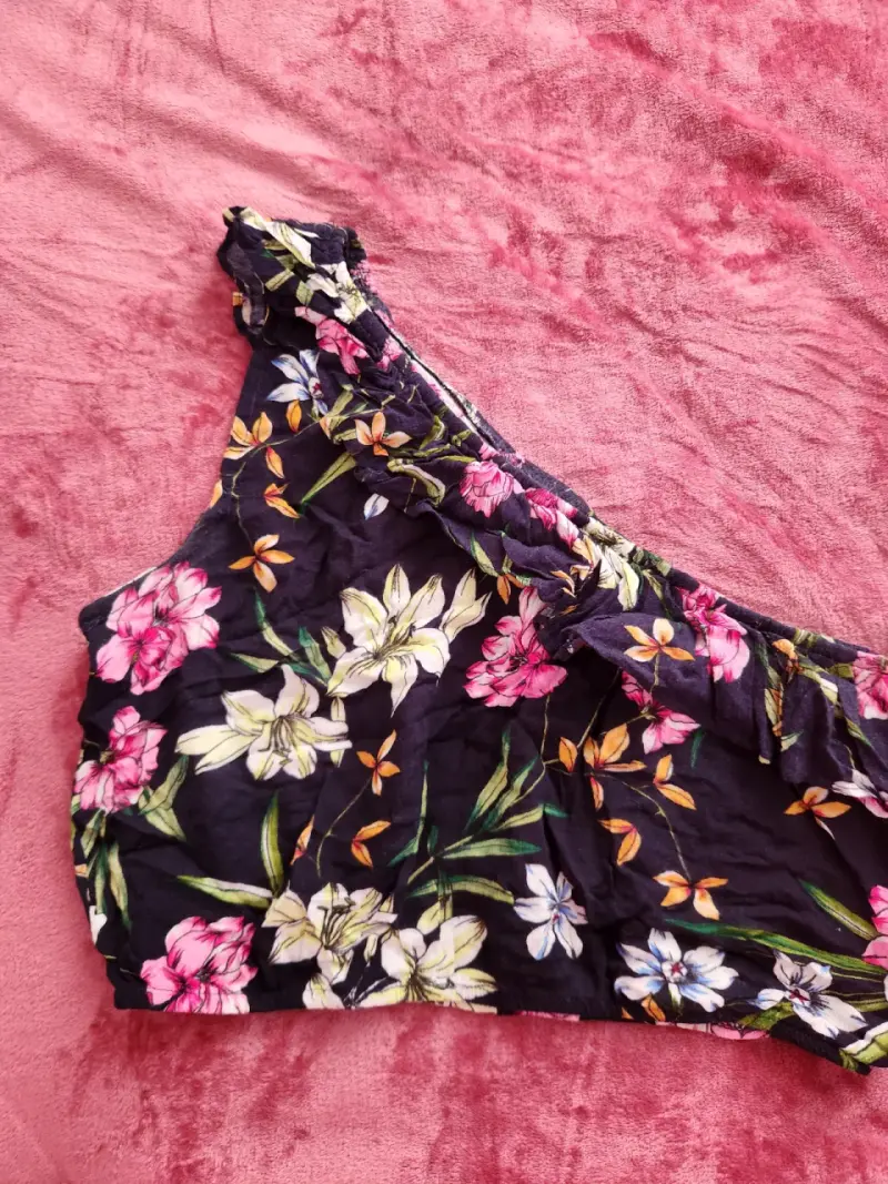 Top floral de un hombro - 1