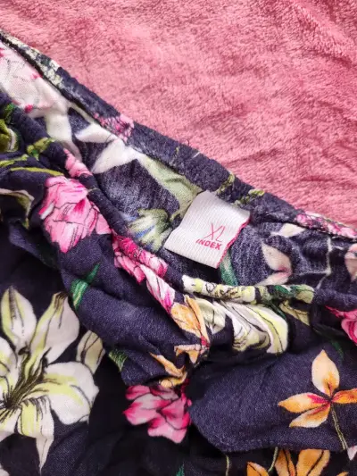 Top floral de un hombro - miniatura 3