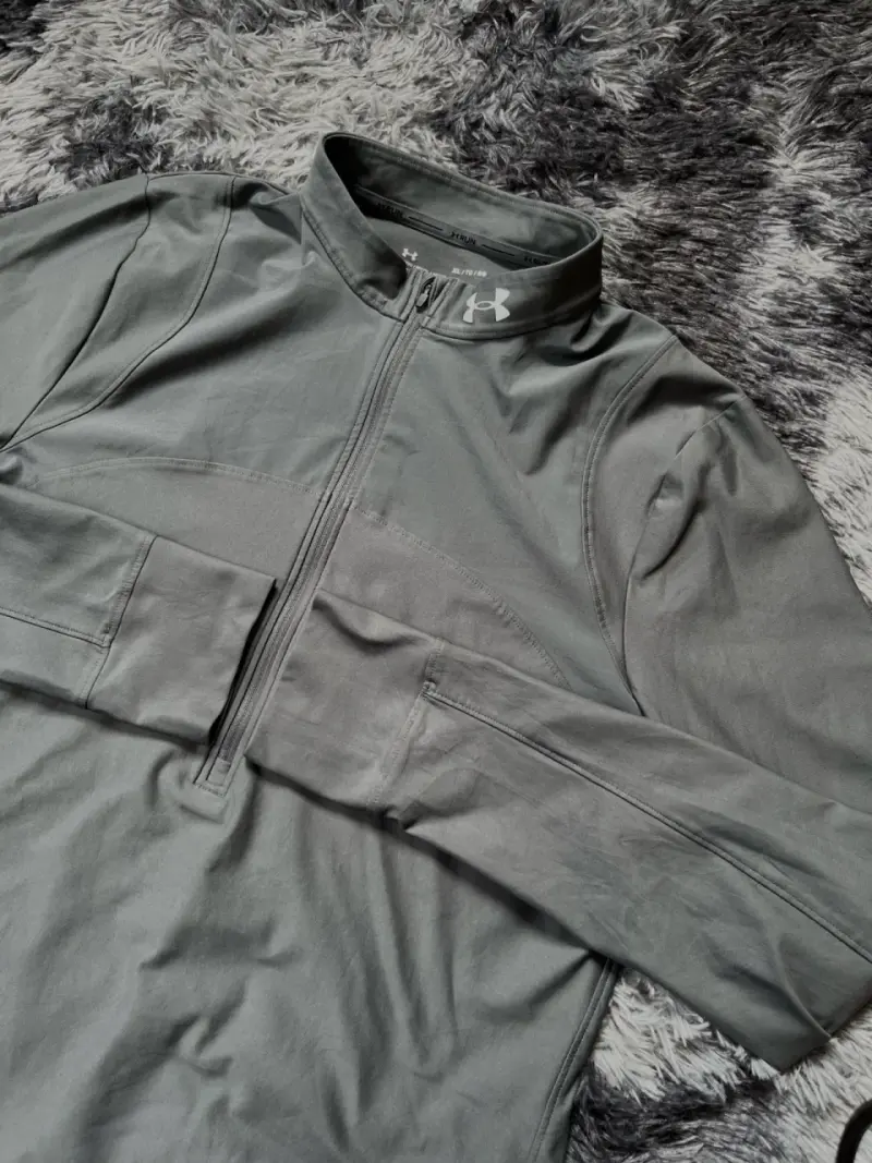 Polera deportiva gris Under Armour para correr - 2