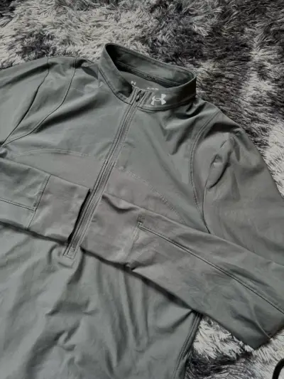 Polera deportiva gris Under Armour para correr - miniatura 2