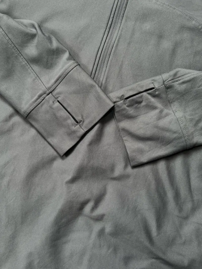 Polera deportiva gris Under Armour para correr - 3