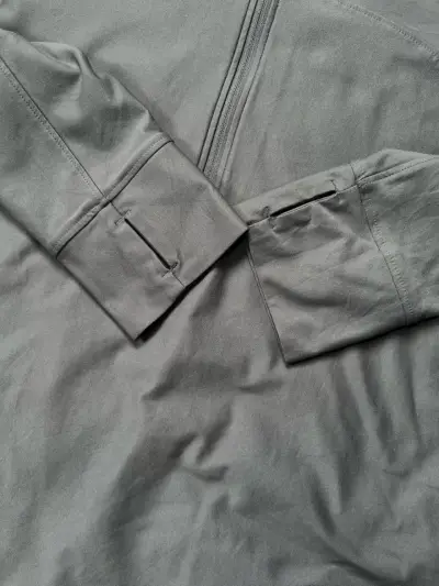 Polera deportiva gris Under Armour para correr - miniatura 3