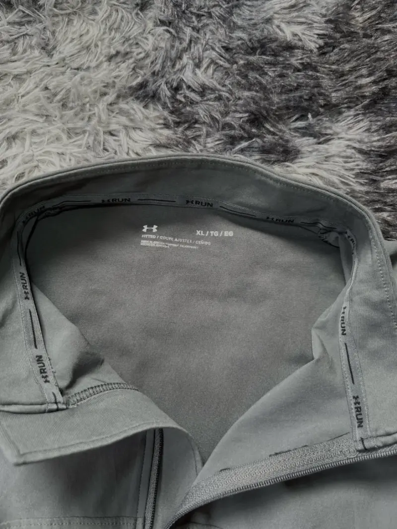 Polera deportiva gris Under Armour para correr - 4