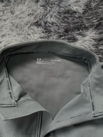 Polera deportiva gris Under Armour para correr - miniatura 4
