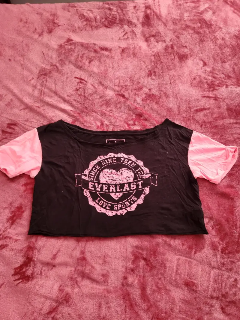 Polera corta Everlast negra y rosada - 2