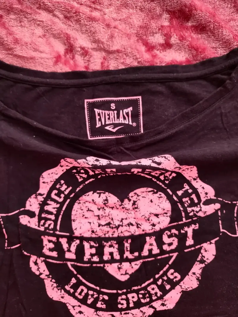 Polera corta Everlast negra y rosada - 3