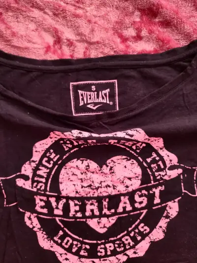Polera corta Everlast negra y rosada - miniatura 3