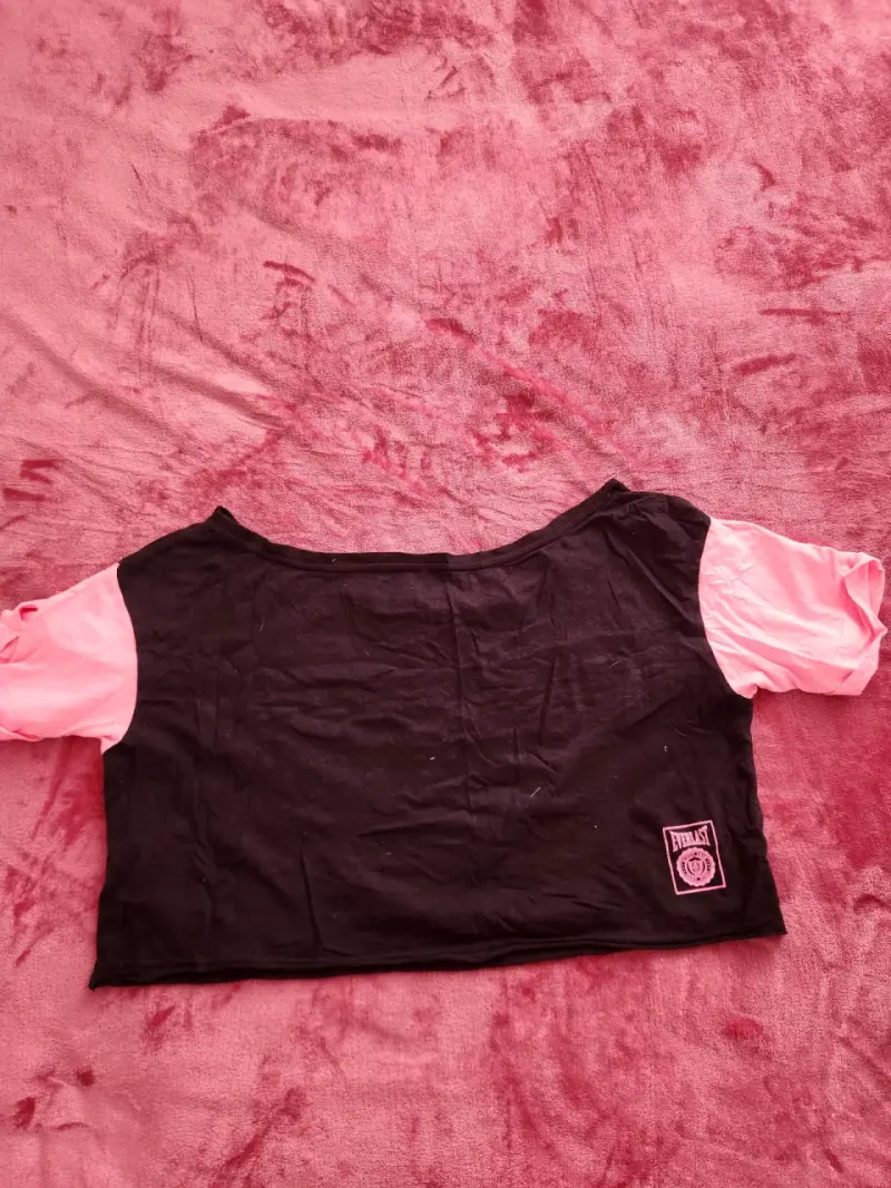 Polera corta Everlast negra y rosada - 4