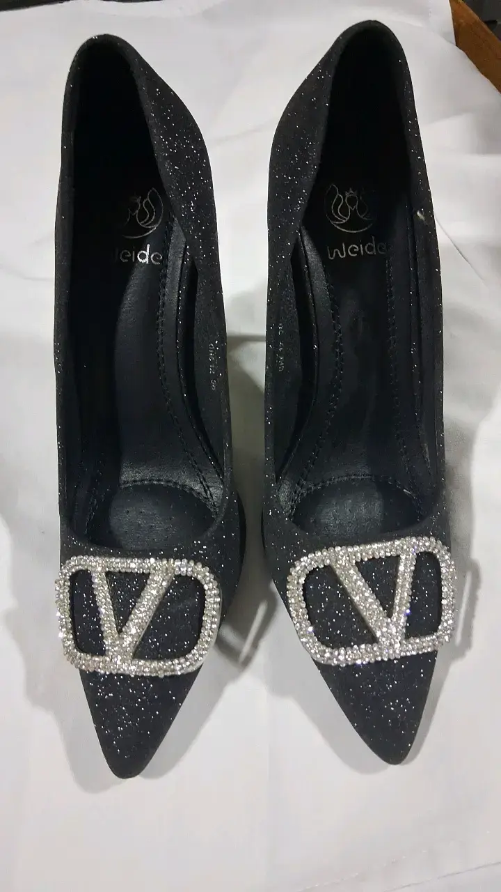 Tacones negros con brillo y hebilla decorativa - 1