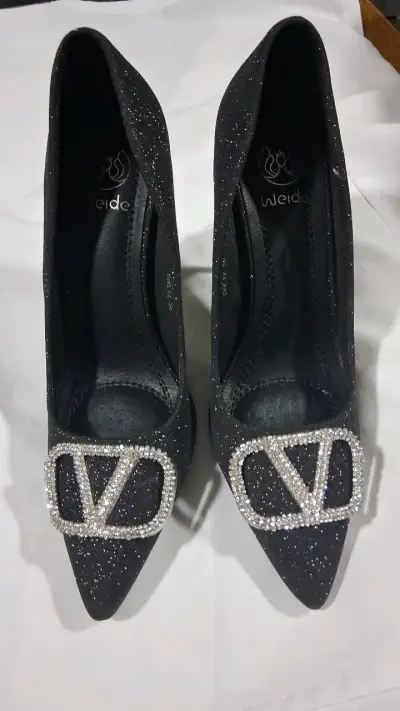 Tacones negros con brillo y hebilla decorativa - miniatura 1