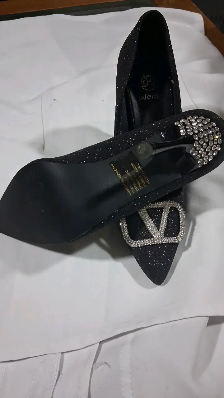 Tacones negros con brillo y hebilla decorativa - 2