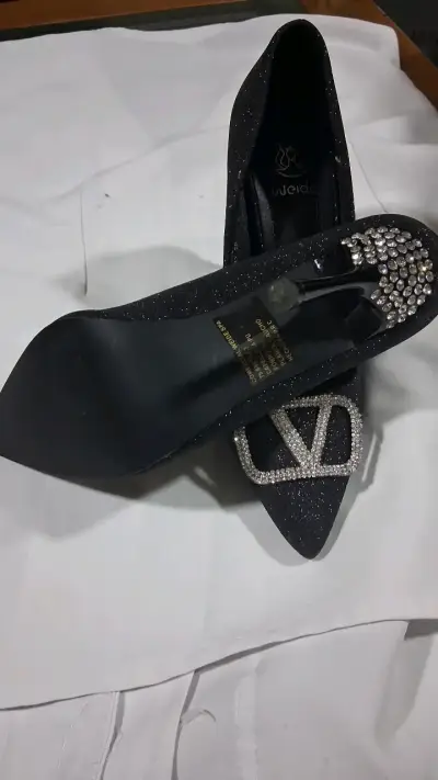 Tacones negros con brillo y hebilla decorativa - miniatura 2