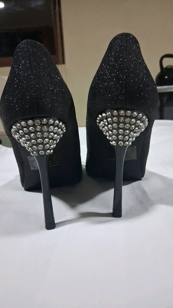 Tacones negros con brillo y hebilla decorativa - 3