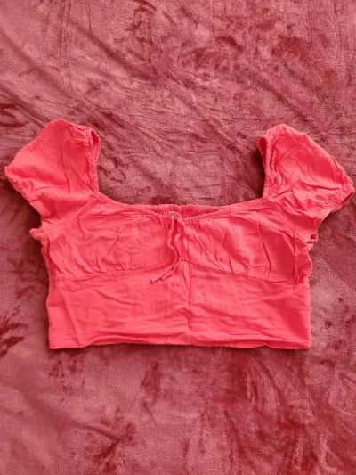 Top corto coral con mangas abullonadas - miniatura 1