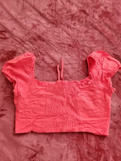 Top corto coral con mangas abullonadas - miniatura 3