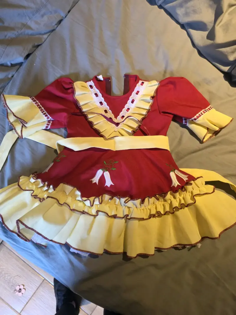 Vestido de niña folclórico rojo y amarillo