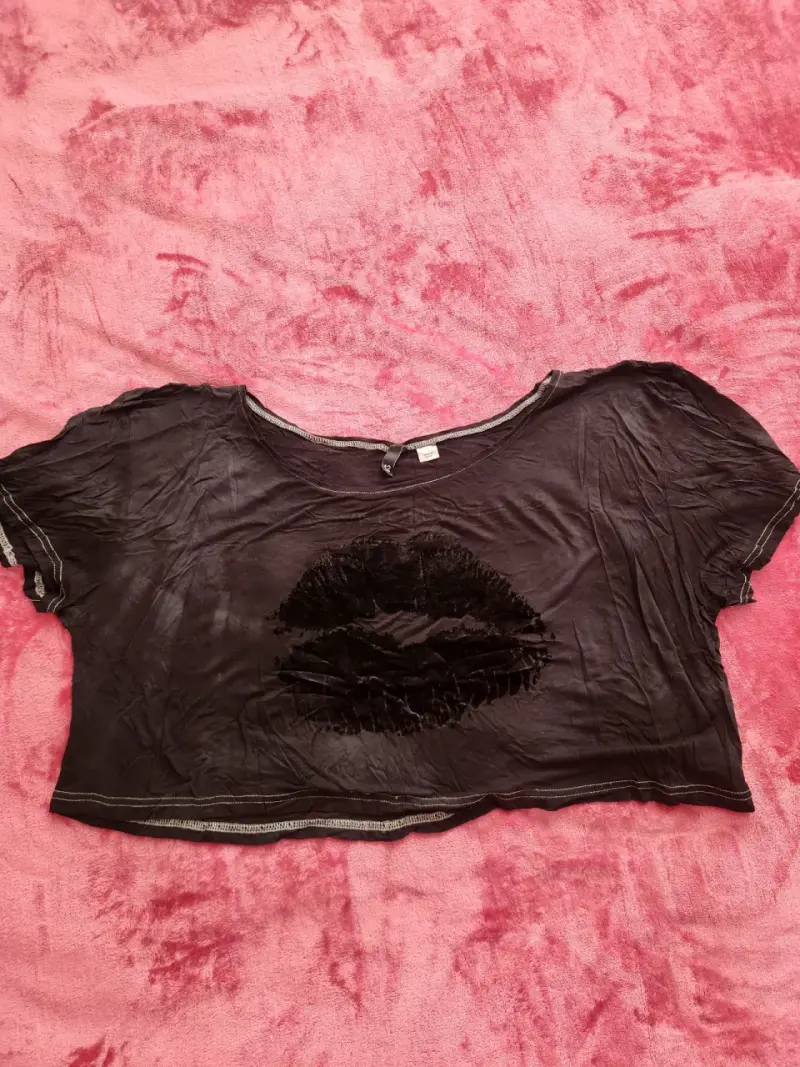 Polera negra con diseño de labios - 1