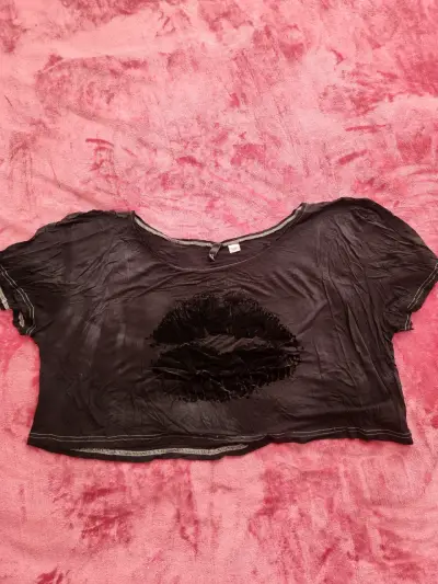 Polera negra con diseño de labios - miniatura 1